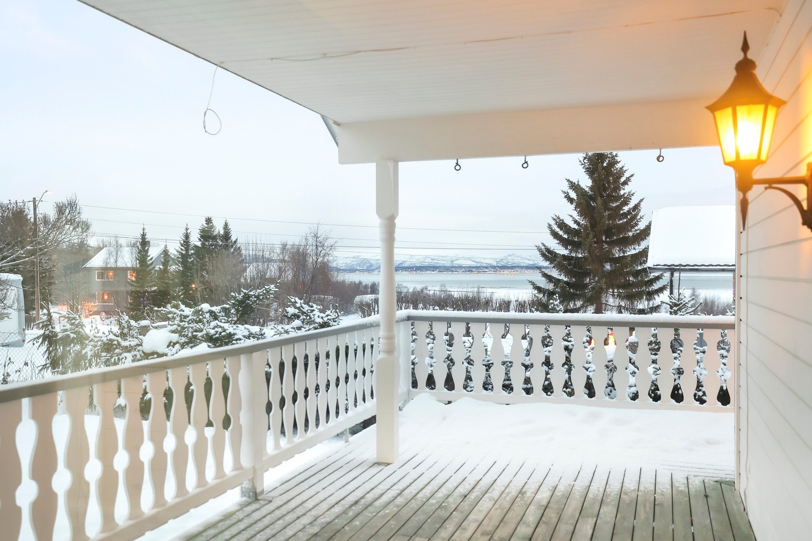 Boligen har en romslig balkong med god plass til utemøblement Galleribilde