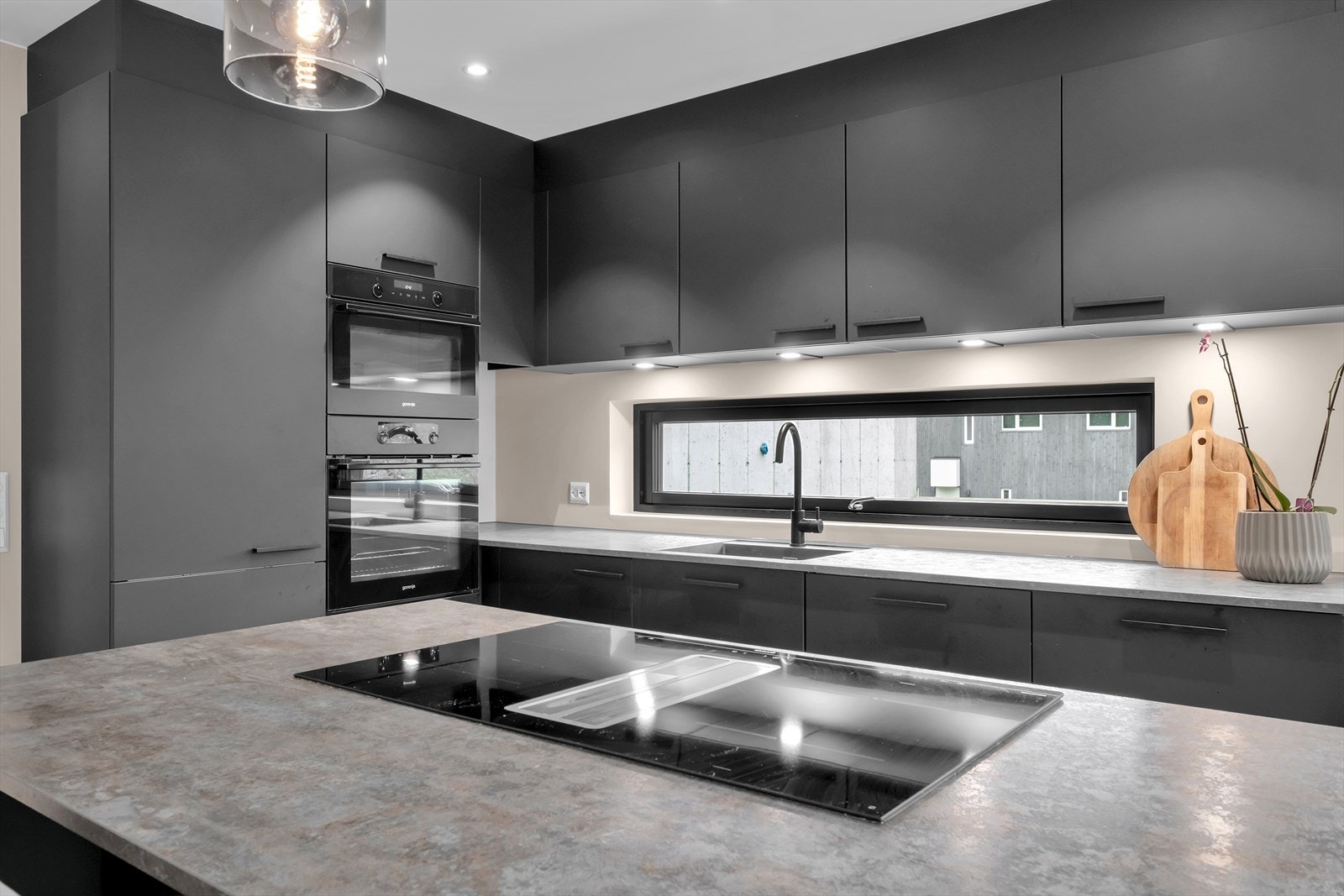 Kjøkken har integrerte hvitevarer Galleribilde