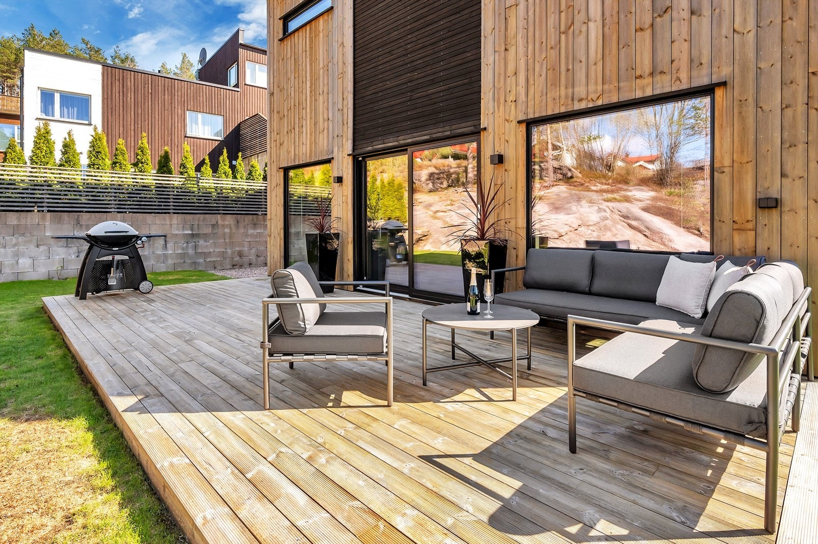 Flott uteareal med stor terrasse , plen og hekk Galleribilde