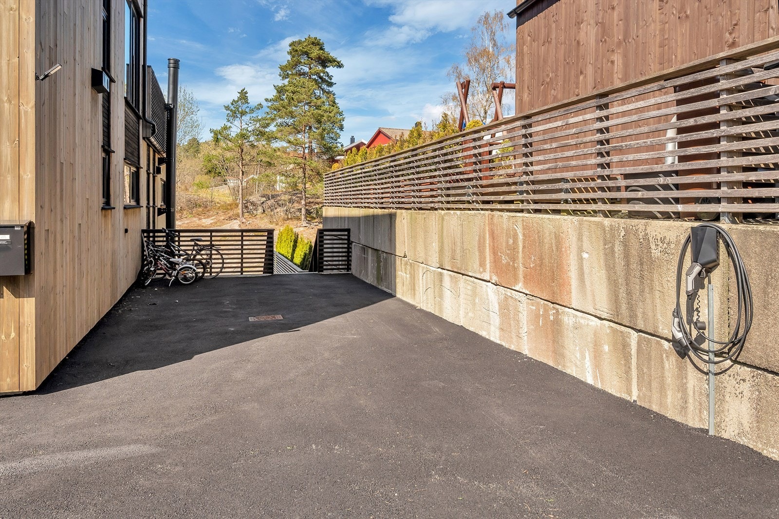 Parkeringsareal med elbillader Galleribilde