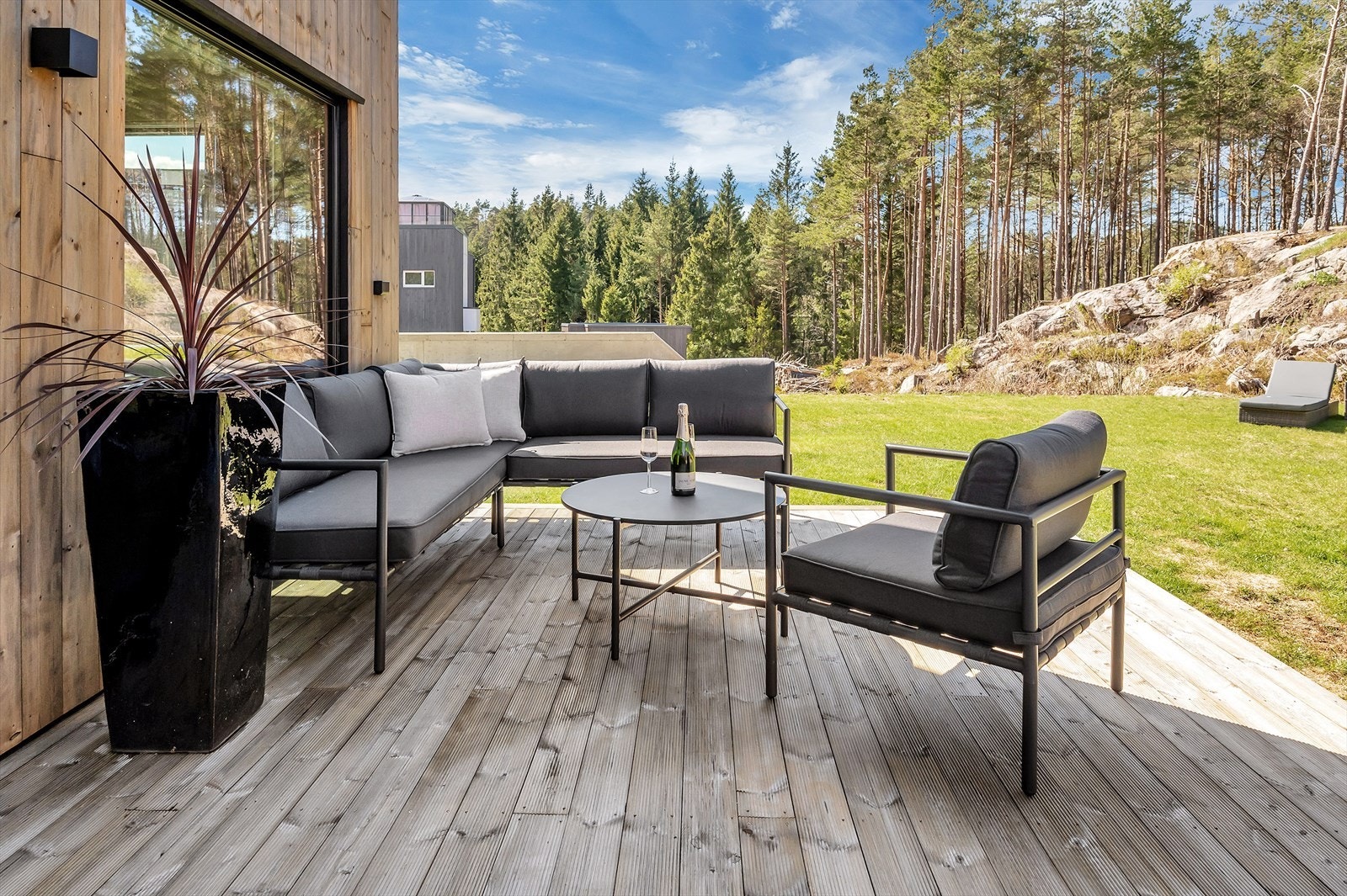 Flott terrasse og hage Galleribilde