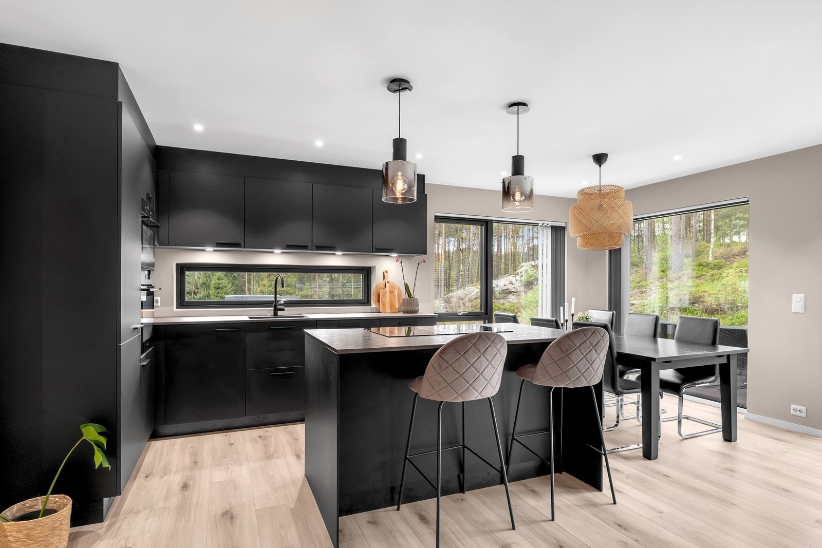 Lekkert og moderne kjøkken som har godt med skapinnredning Galleribilde