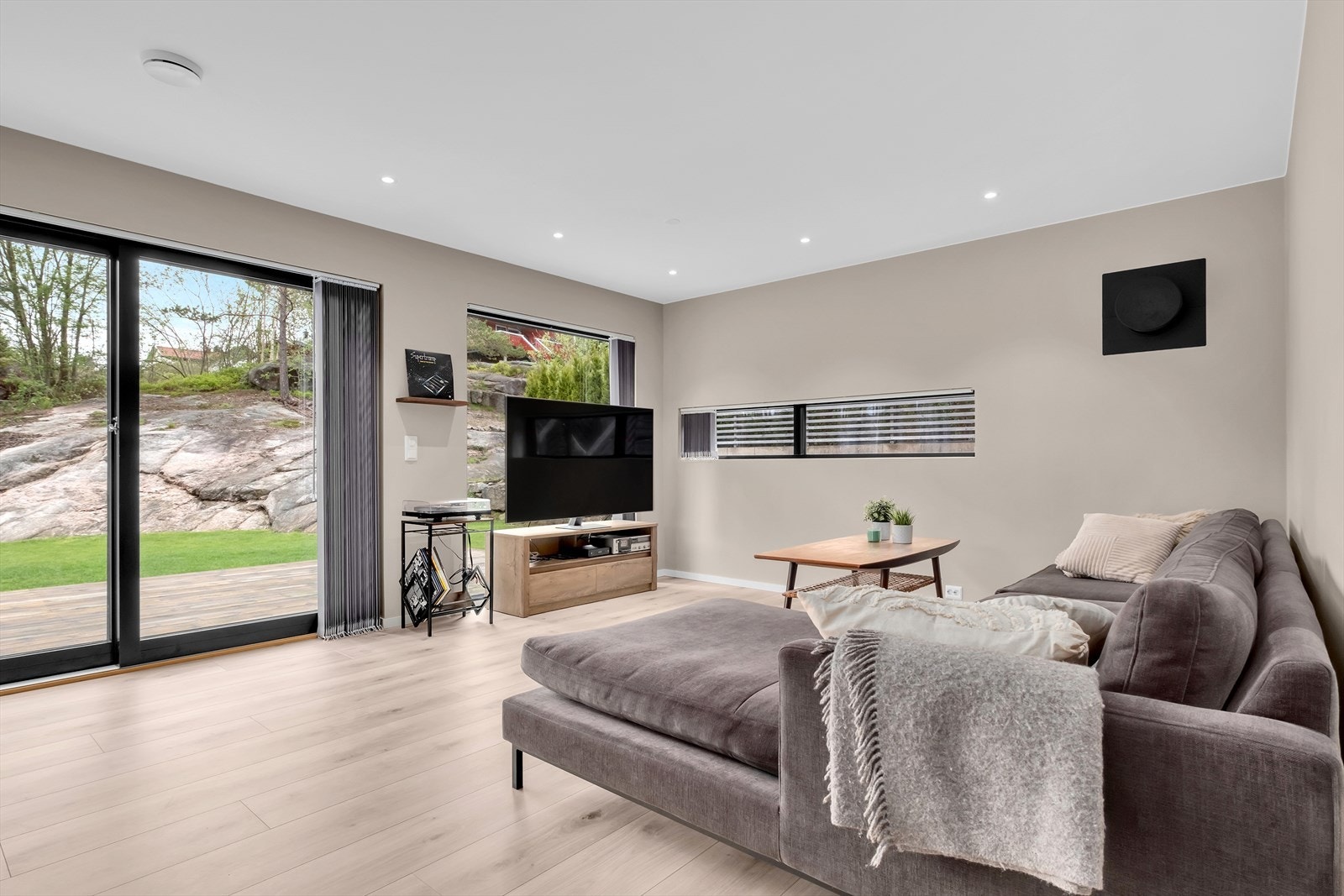 Stuen med store vindusflater og god plass til salong og spisestue Galleribilde