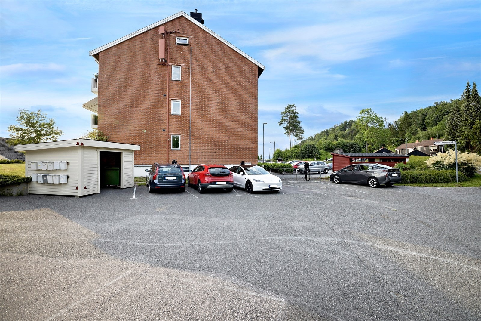 Egen parkeringsplass med elbillader Galleribilde