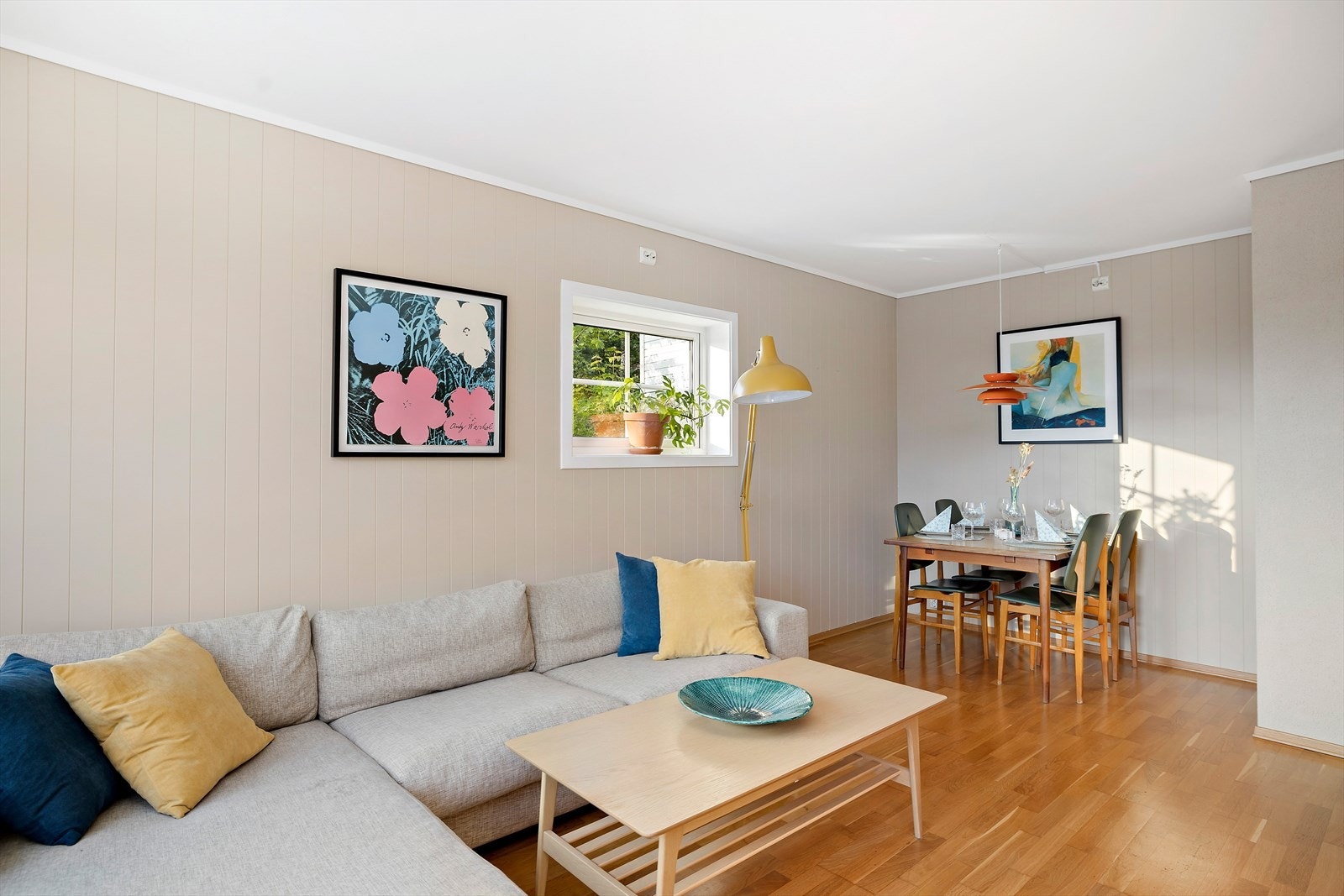 Romslig stue med plass til sofa- og spisegruppe Galleribilde