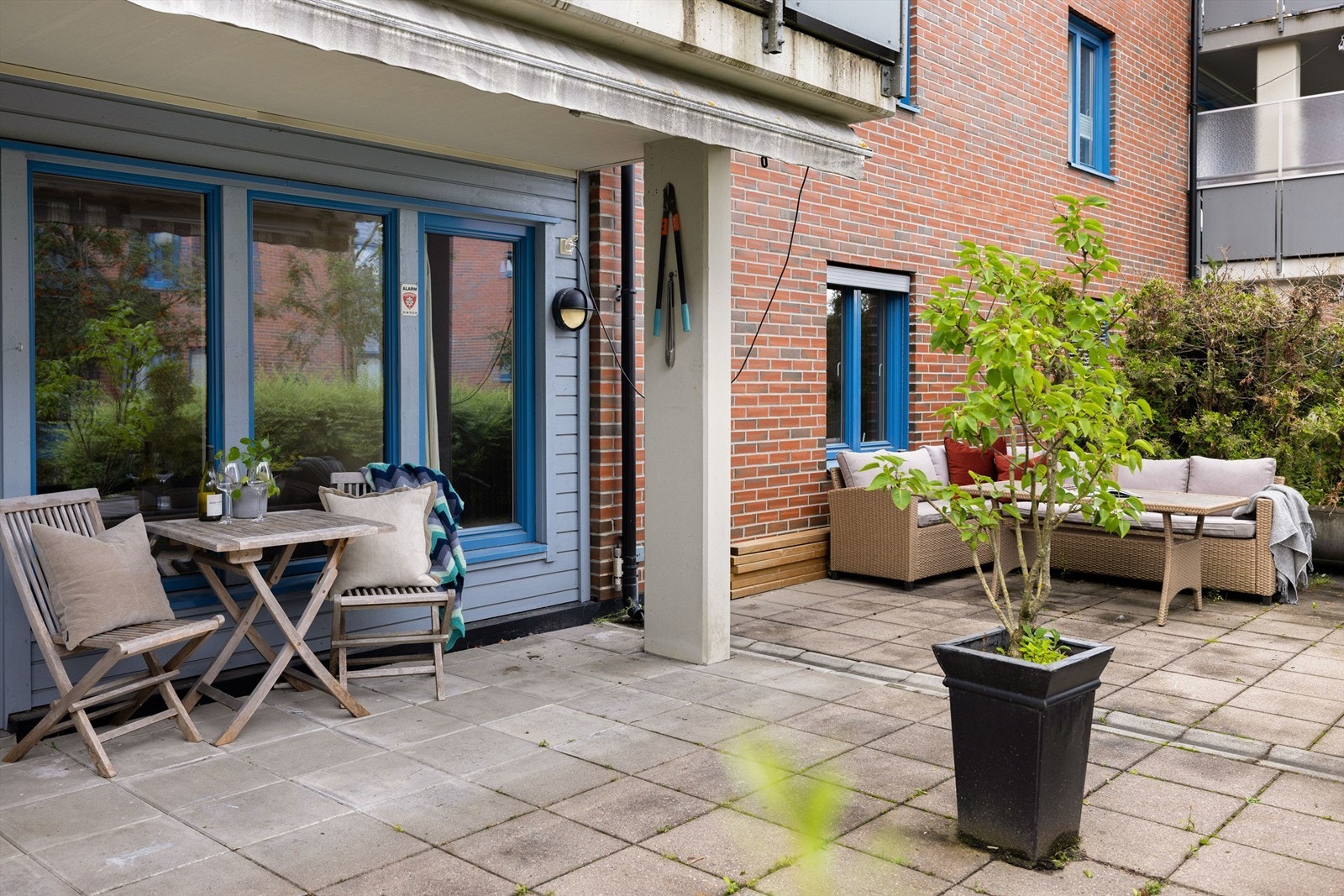 Over terrassen er det en praktisk markise som er elektrisk Galleribilde