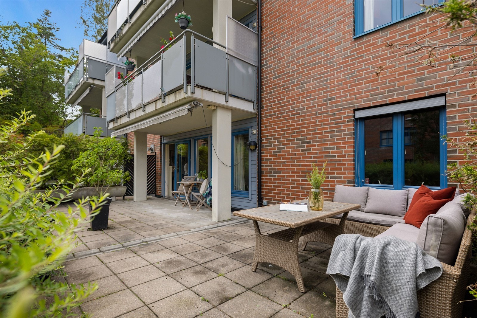 Terrassen er på hele 42 kvm som gjør at man har plass til det man skulle ønske av utemøbler Galleribilde
