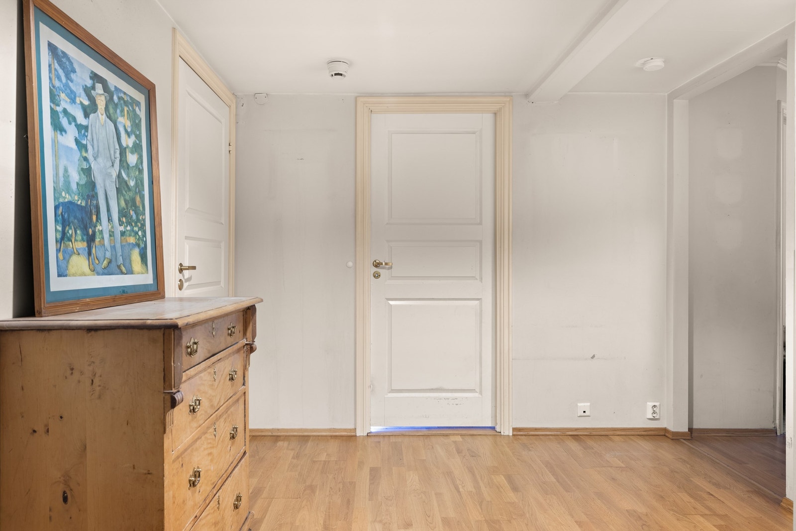 Ved entréen finner du leilighetens to soverom, samt toalettrom Galleribilde