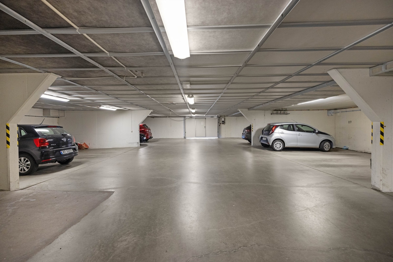 2 parkeringsplasser i lukket garasje Galleribilde