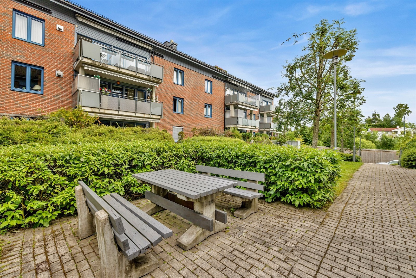 Bærumsveien 232 har en meget sentral og attraktiv beliggenhet kun få minutters gange fra Bekkestua sentrum Galleribilde