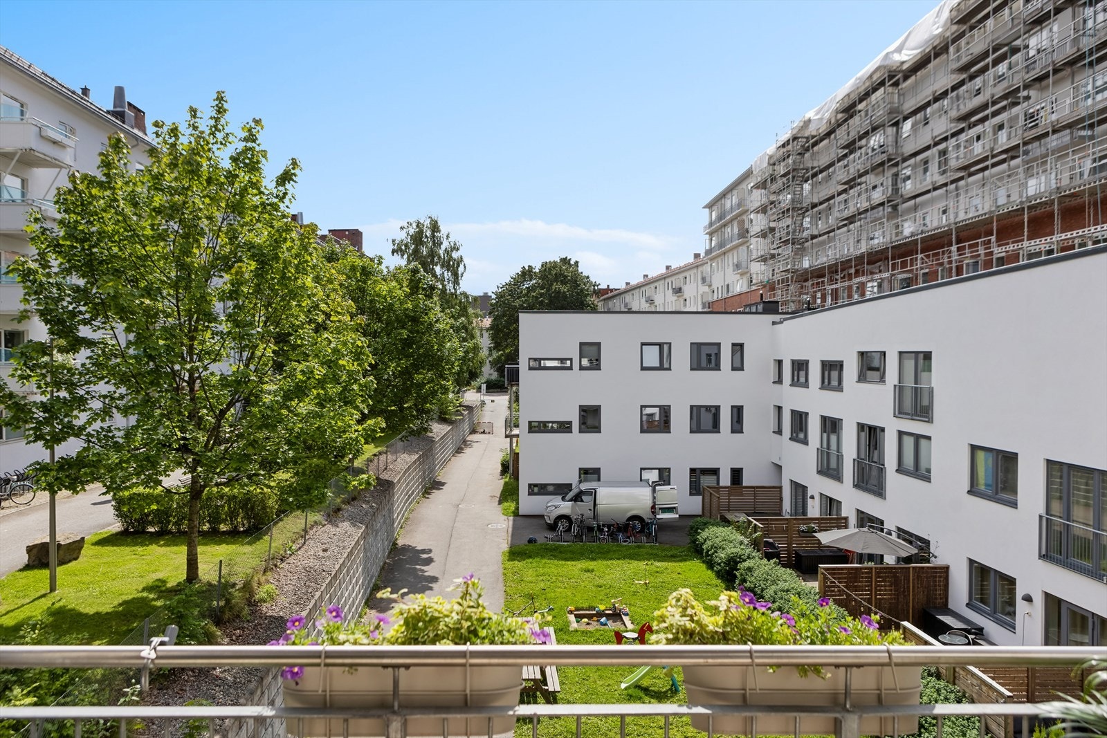 Fra balkongen er det flott utsyn over sameiets fellesarealer. Galleribilde