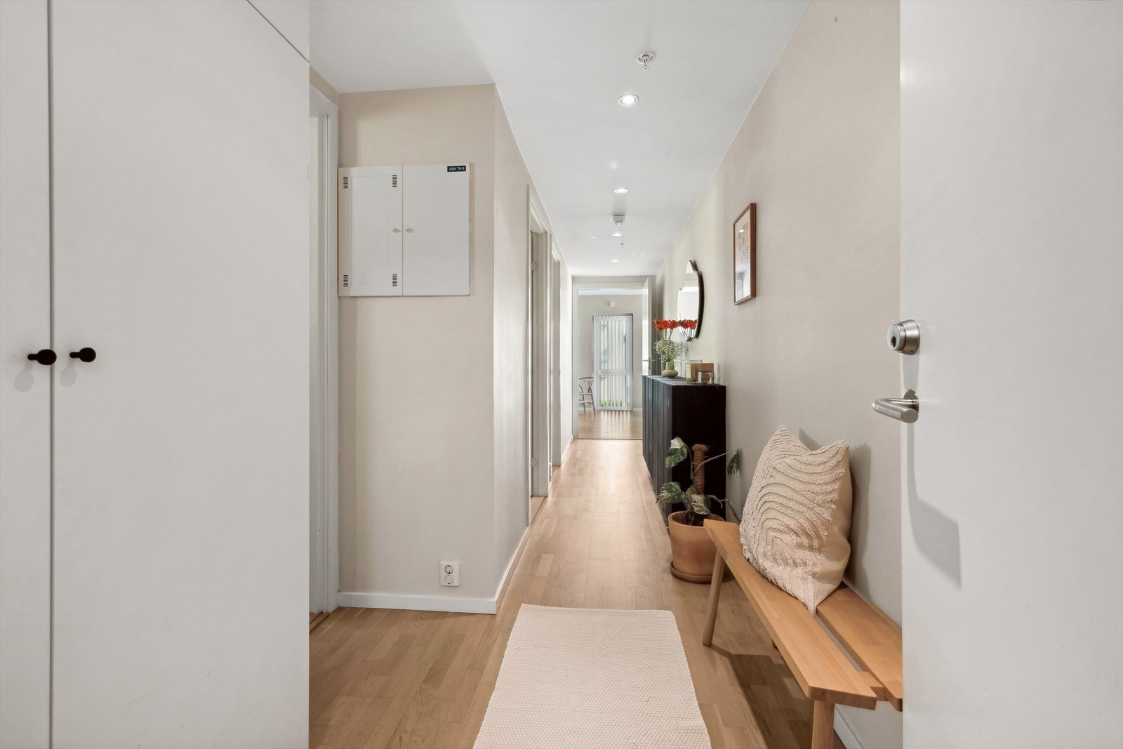 Romslig og Innbydende entré med plass til praktisk garderobeskap og sitteområde. Galleribilde