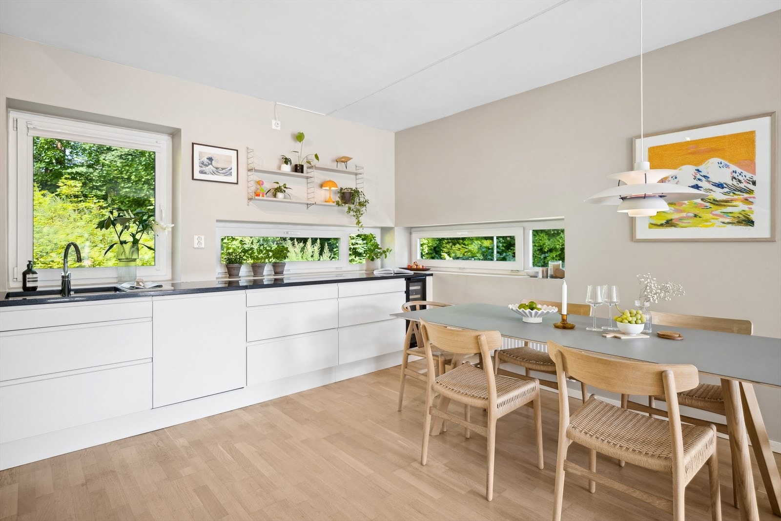 Her er det også rikelig med plass til stort spisebord som samler hele familien. Galleribilde