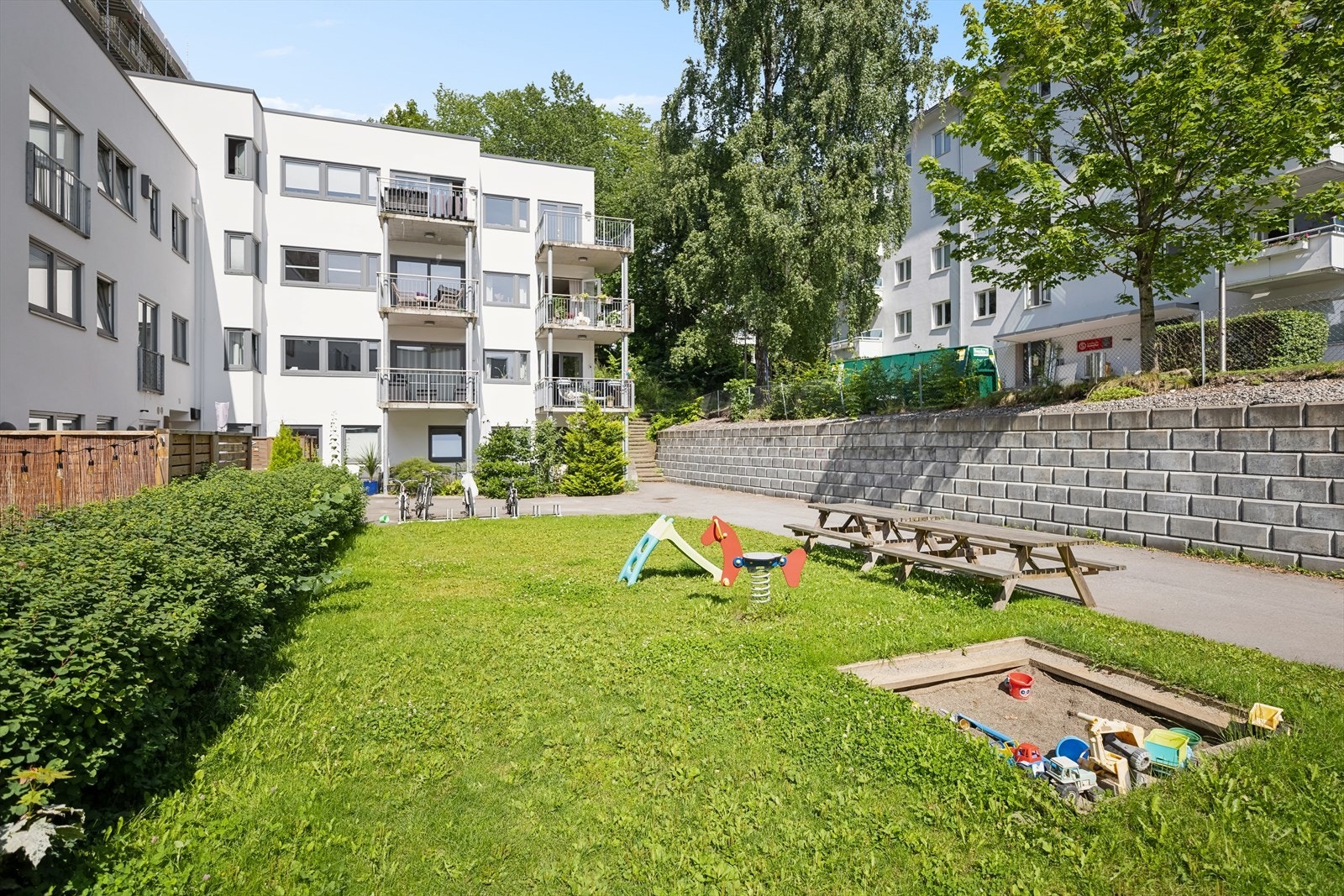 Sameiet disponerer et flott uteområde med både hage og lekeplass. Galleribilde