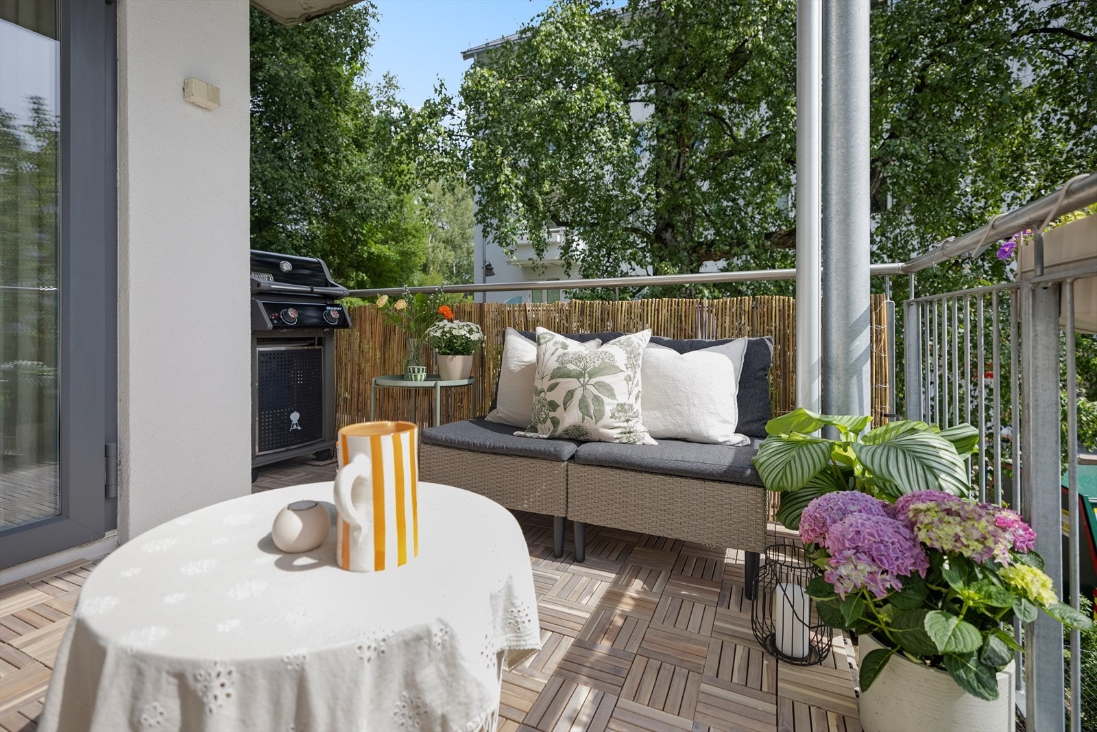 Her er det god plass til sofagruppe og tilhørende møblement for hyggelige sammenkomster. Galleribilde
