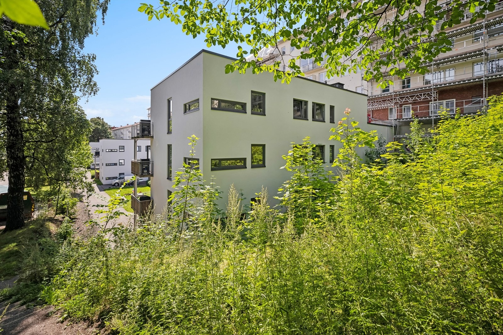 Leiligheten er omringet av grønne omgivelser. Galleribilde