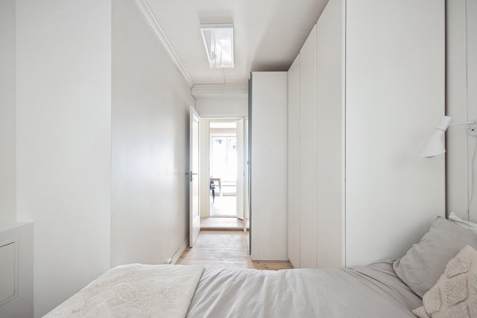 Soverommet er innredet med en praktisk garderobeløsning som medfølger salget. Galleribilde