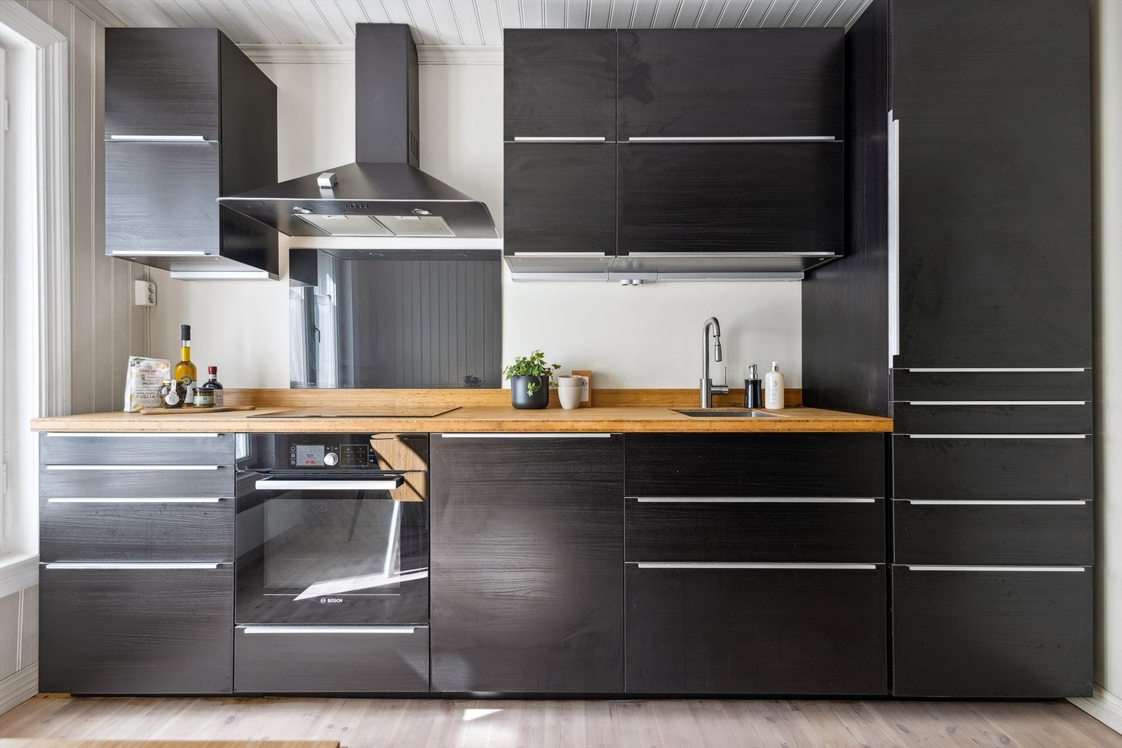 Automatisk vannstopper og komfyrvakt er montert. Galleribilde