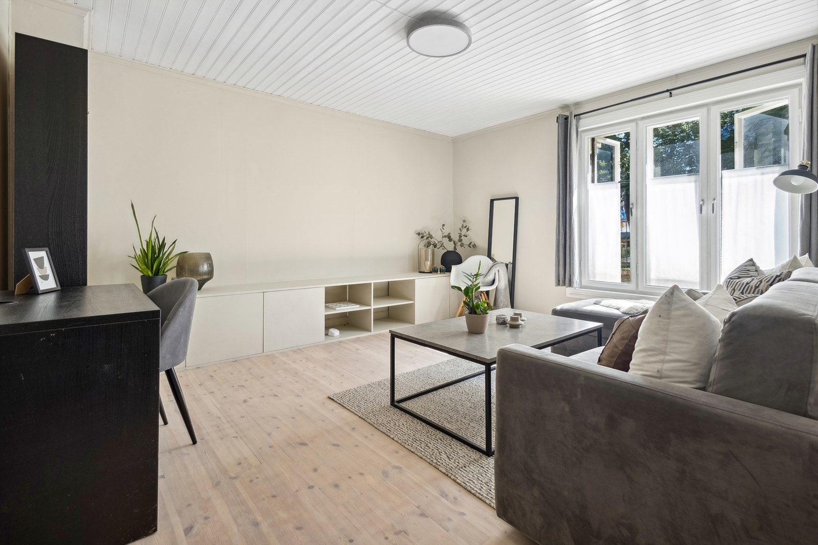 Romslig stue med utsikt til parken. Galleribilde