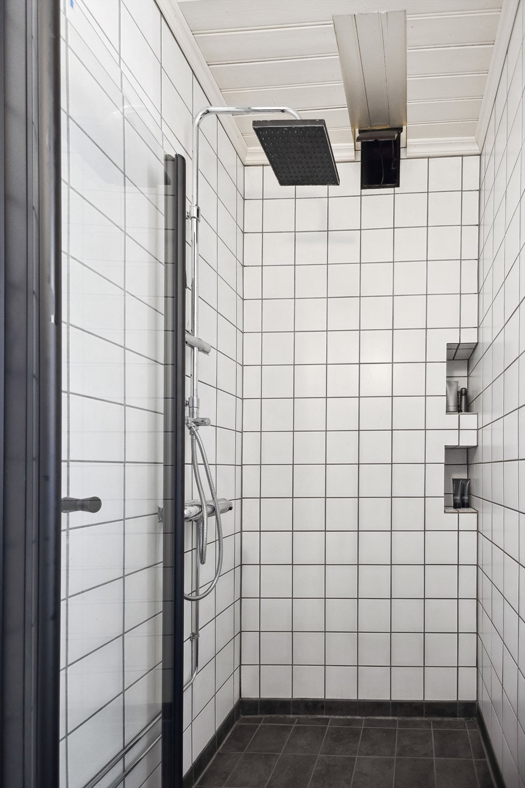 Videre er det dusj på gulv og gulvstående klosett. Galleribilde