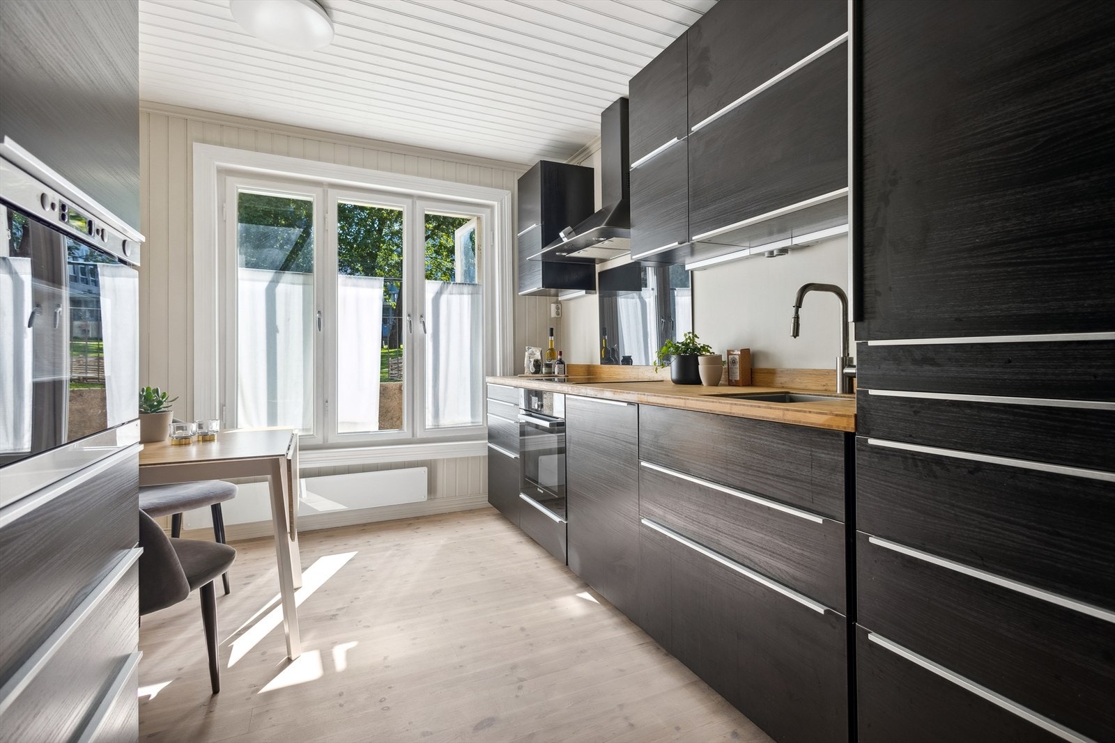 Boligen byr på et lyst og gjennomført kjøkken fra 2015 med glatte fronter. Galleribilde