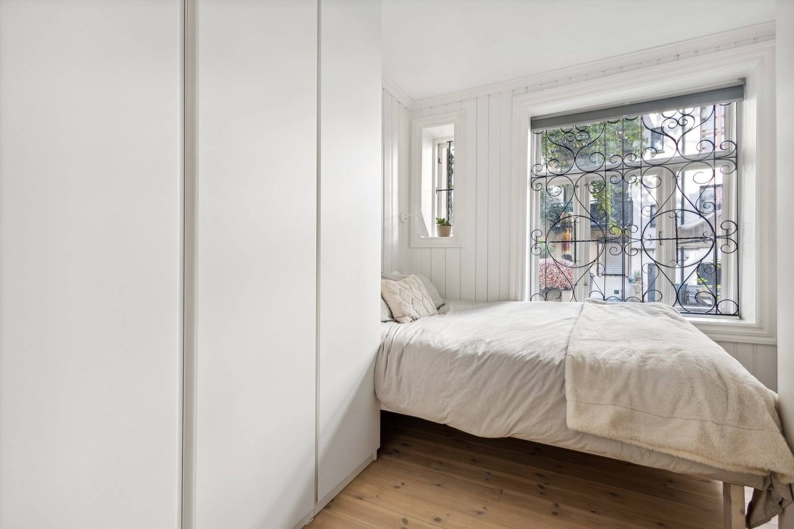 Lyst og hyggelig soverom med plass til dobbeltseng og stor garderobeløsning. Galleribilde