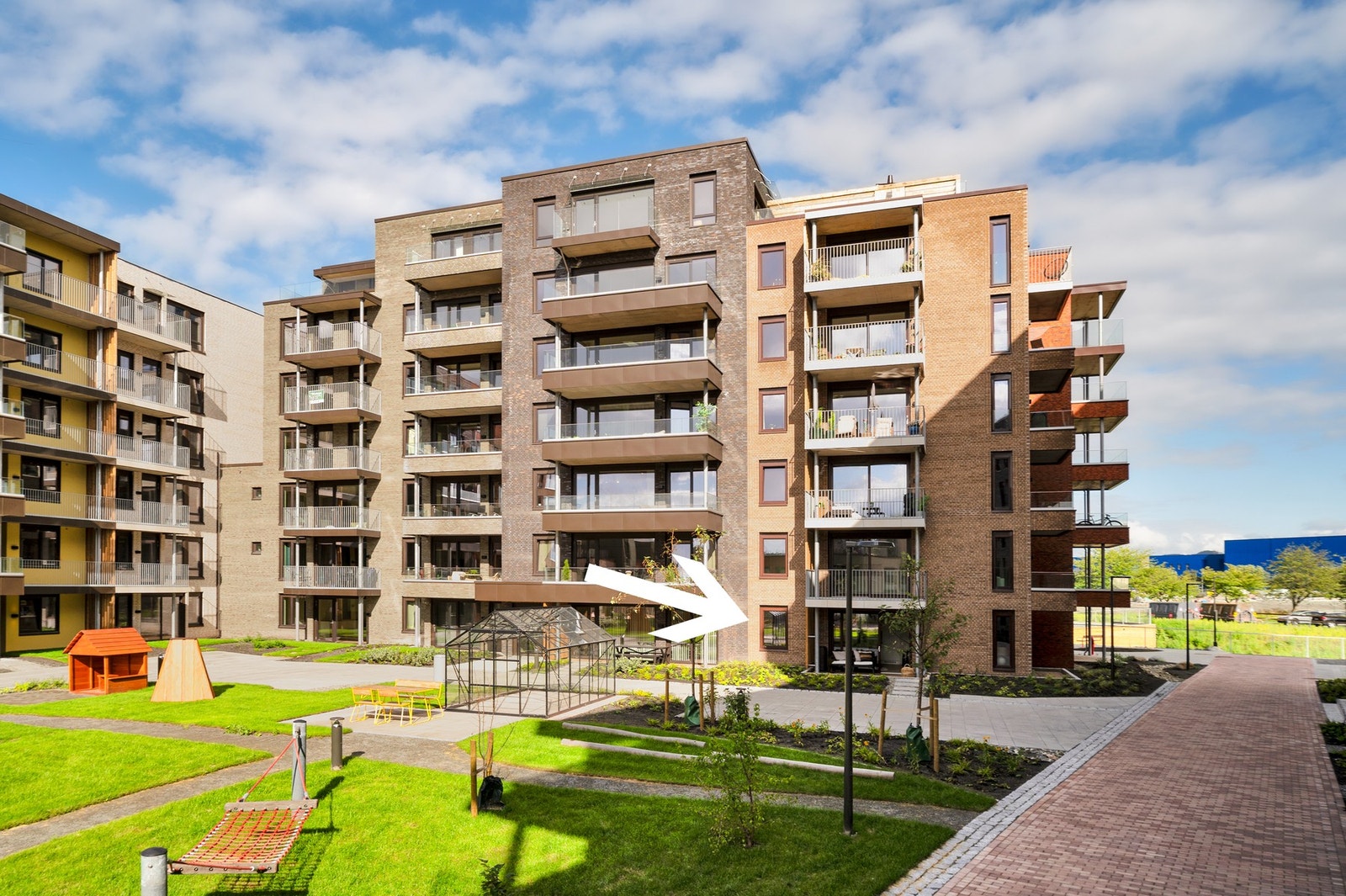 FASADE| Boligen ligger fint til på hjørnet. Se markering. Galleribilde