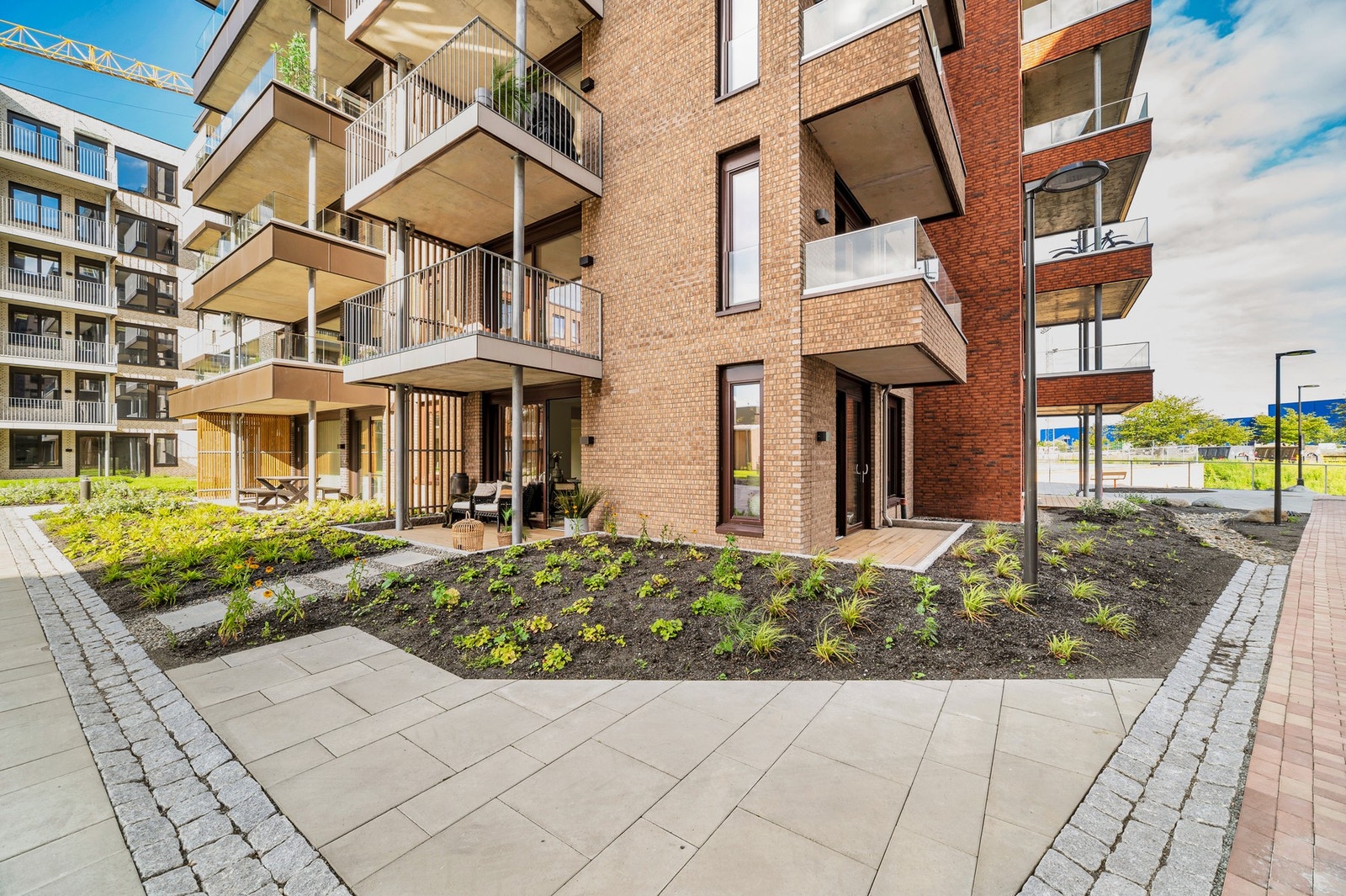 UTEOMRÅDE| Løkka består av totalt 144 enheter fordelt på tre leilighetsbygg og 16 rekkehus. Fra p-kjeller under byggene vil det være sykkelheis. Galleribilde