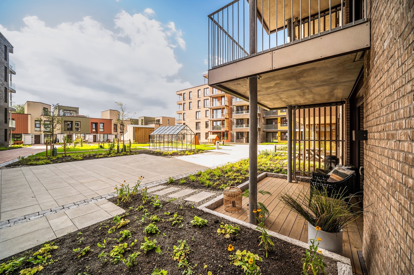 MARKTERRASSE| Det er flott beplanting like utenfor boligen Galleribilde