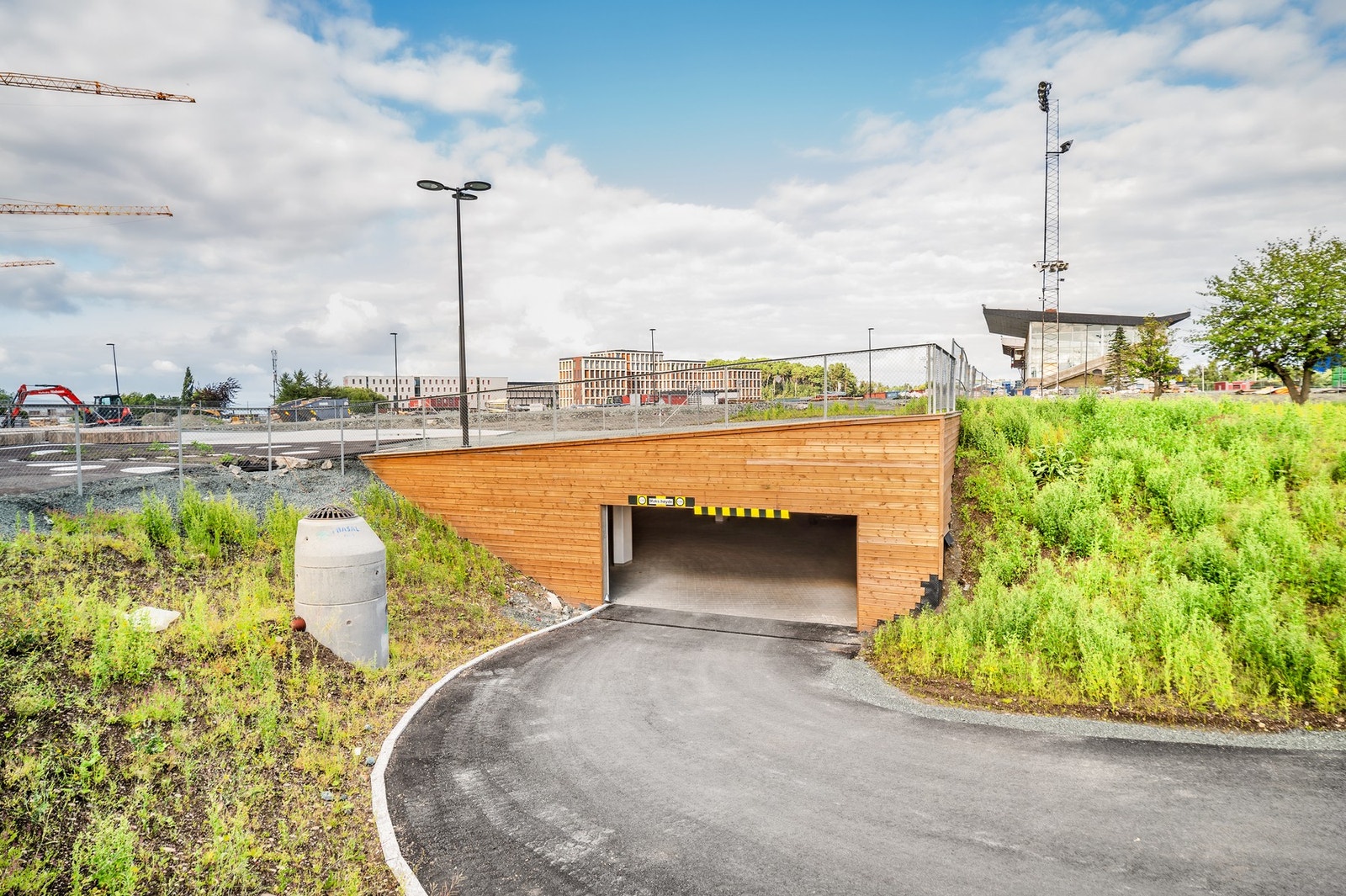 Felles bod med sykkelvaskestasjon, som også kan brukes til for eksempel smøring av ski, reparere sykkel etc. I parkeringskjeller kan du også leie bil gjennom en bildelingstjeneste. Galleribilde