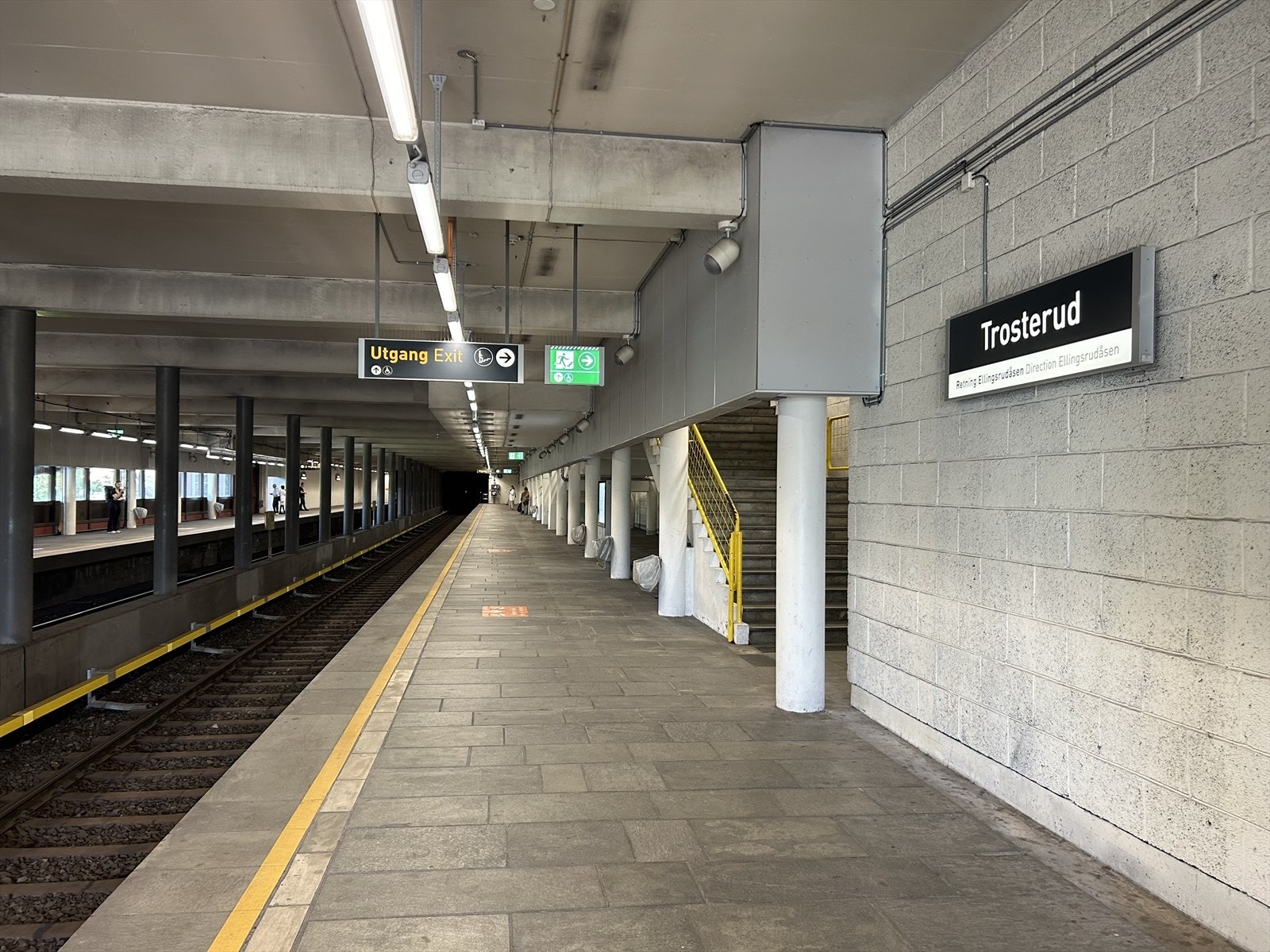 Trosterud T-bane ligger rundt 5 min gange fra boligen og tar deg til Jernbanetorget på kun 17 min Galleribilde