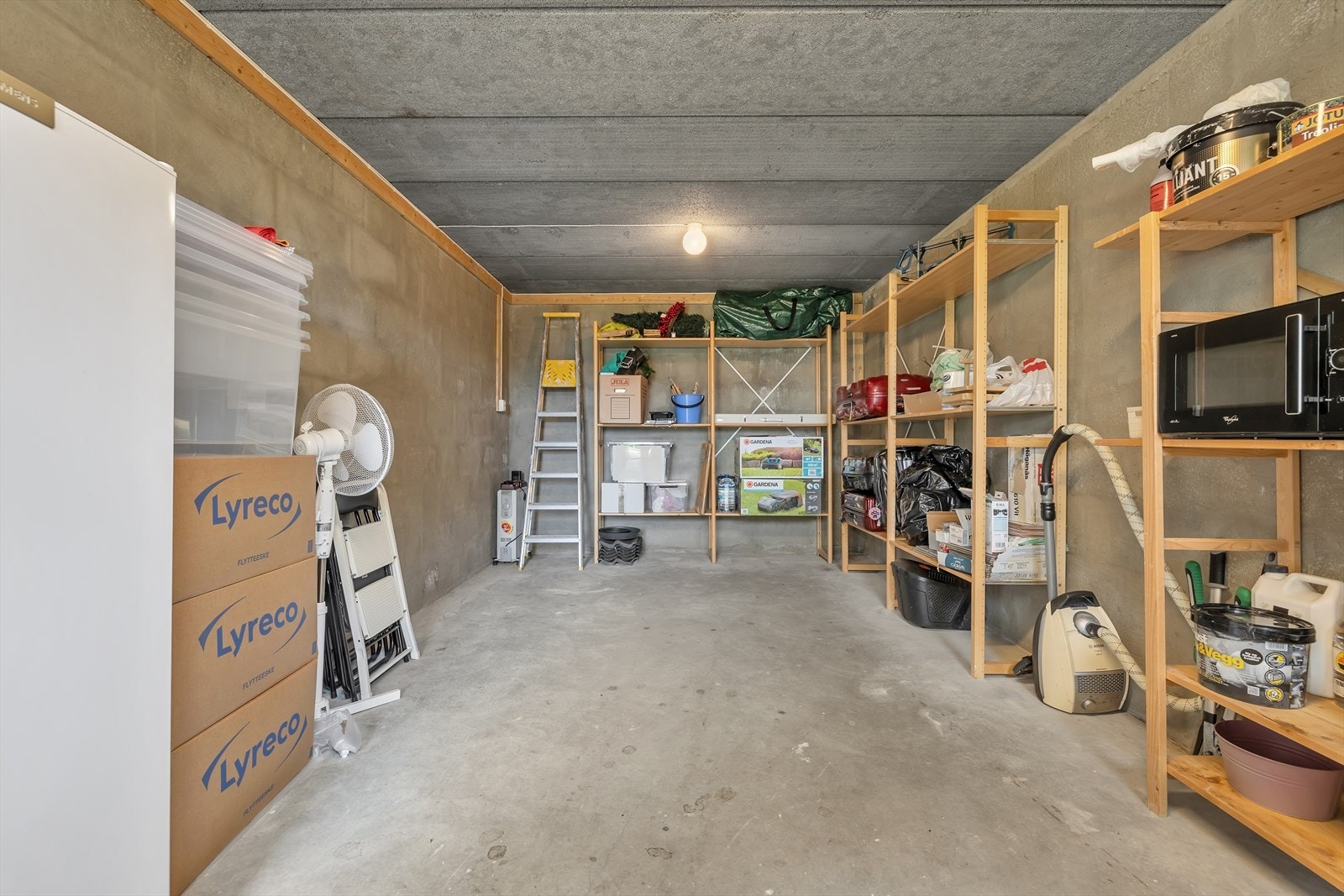 Romslig bod på 19m2 under garasje. Galleribilde