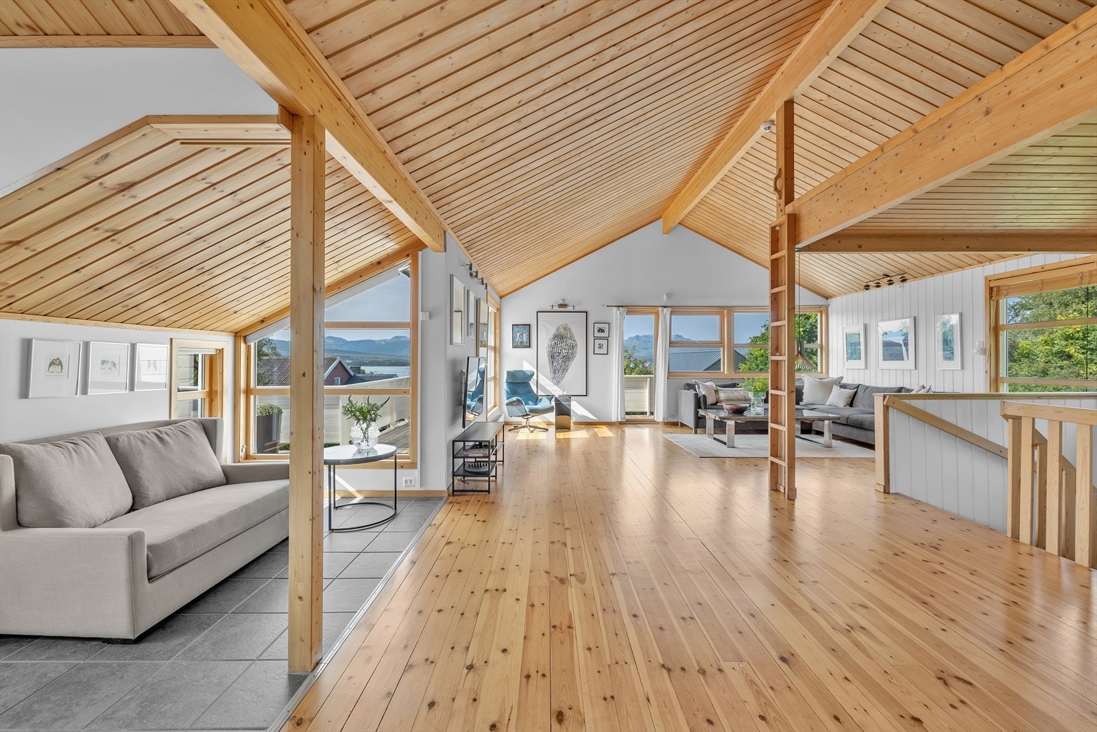 1. etasje har en fantastisk planløsning med store åpne rom og en nydelig utsikt til sundet og fjellene i bakgrunnen. Galleribilde