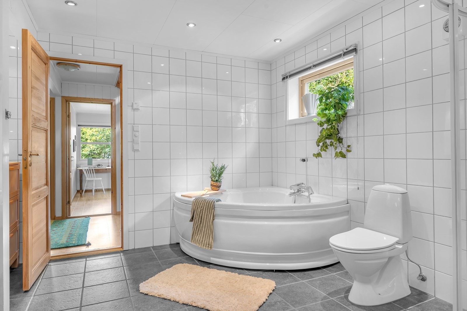 Svært romslig badrom med badekar og dusj. Galleribilde