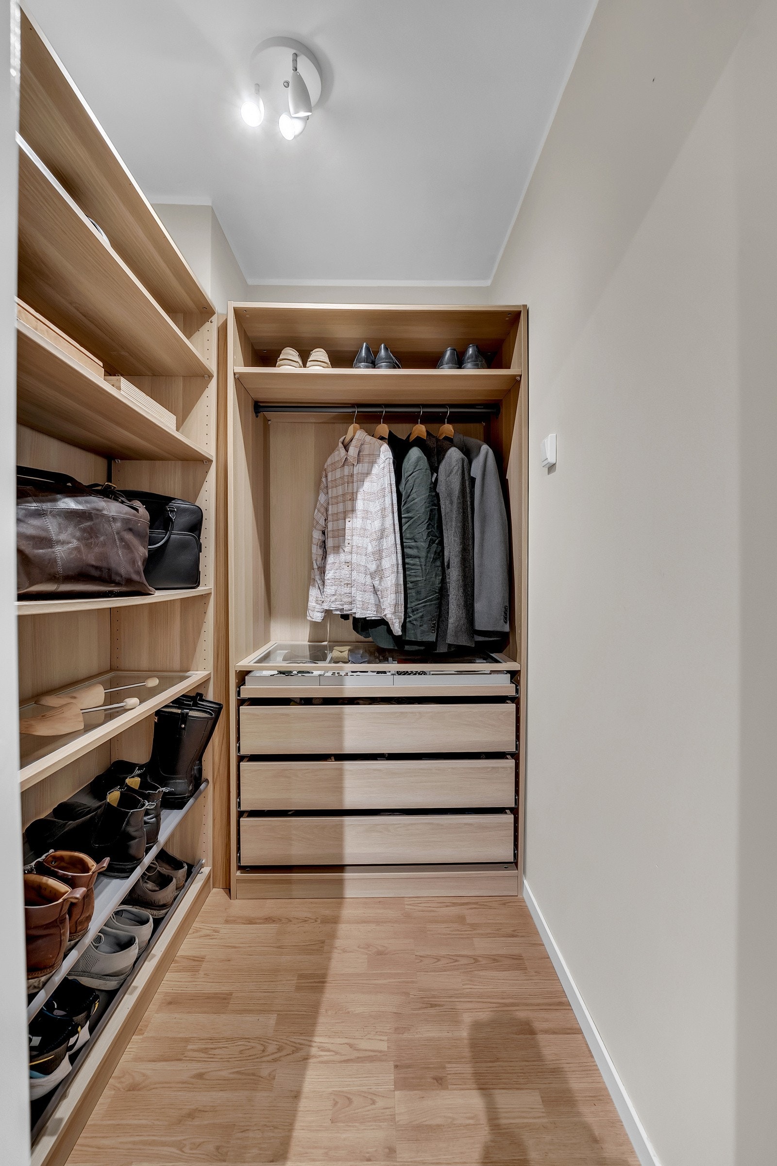 Innvendig bod/walk-in closet Galleribilde