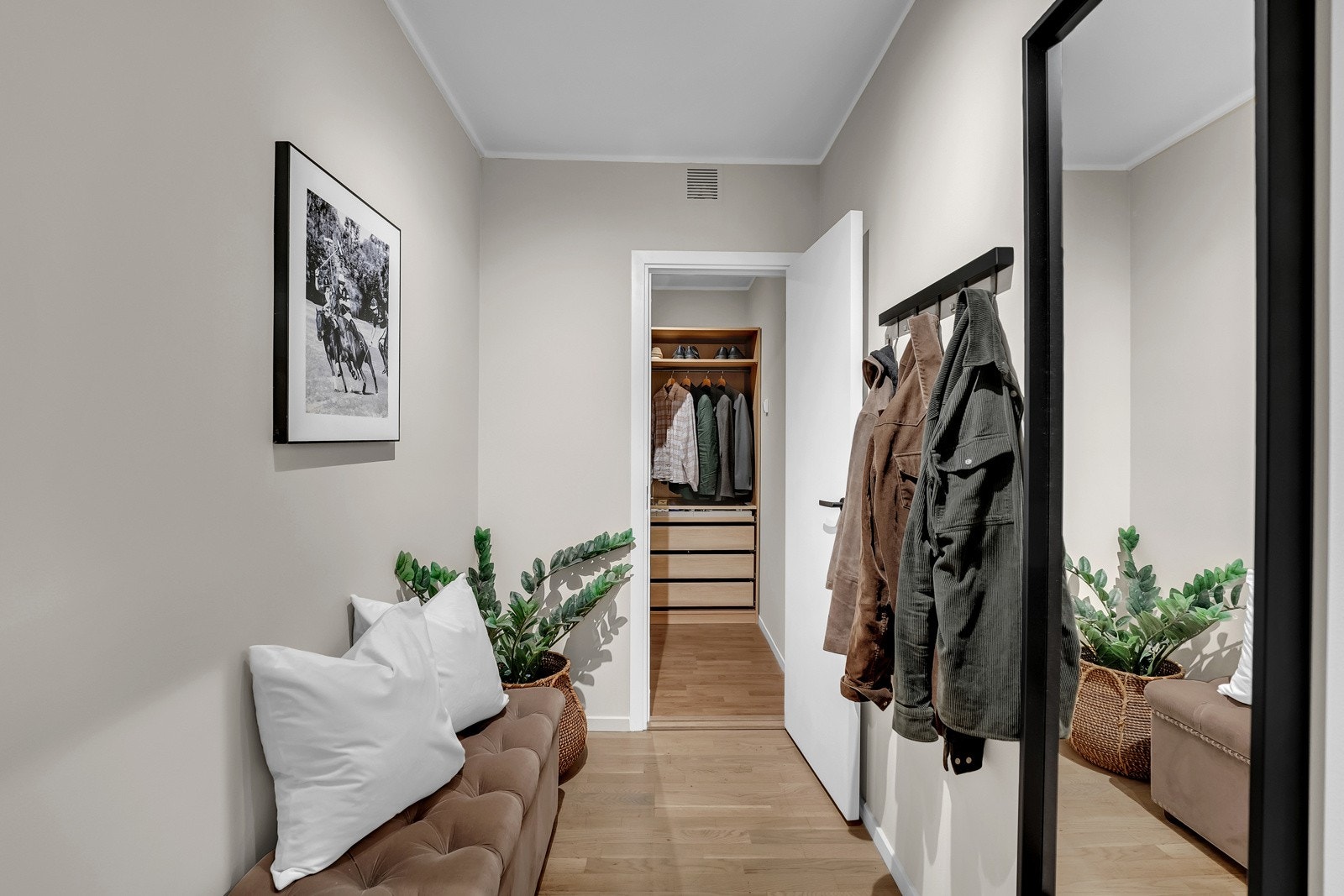 Romslig entré med innvendig bod/walk-in closet Galleribilde