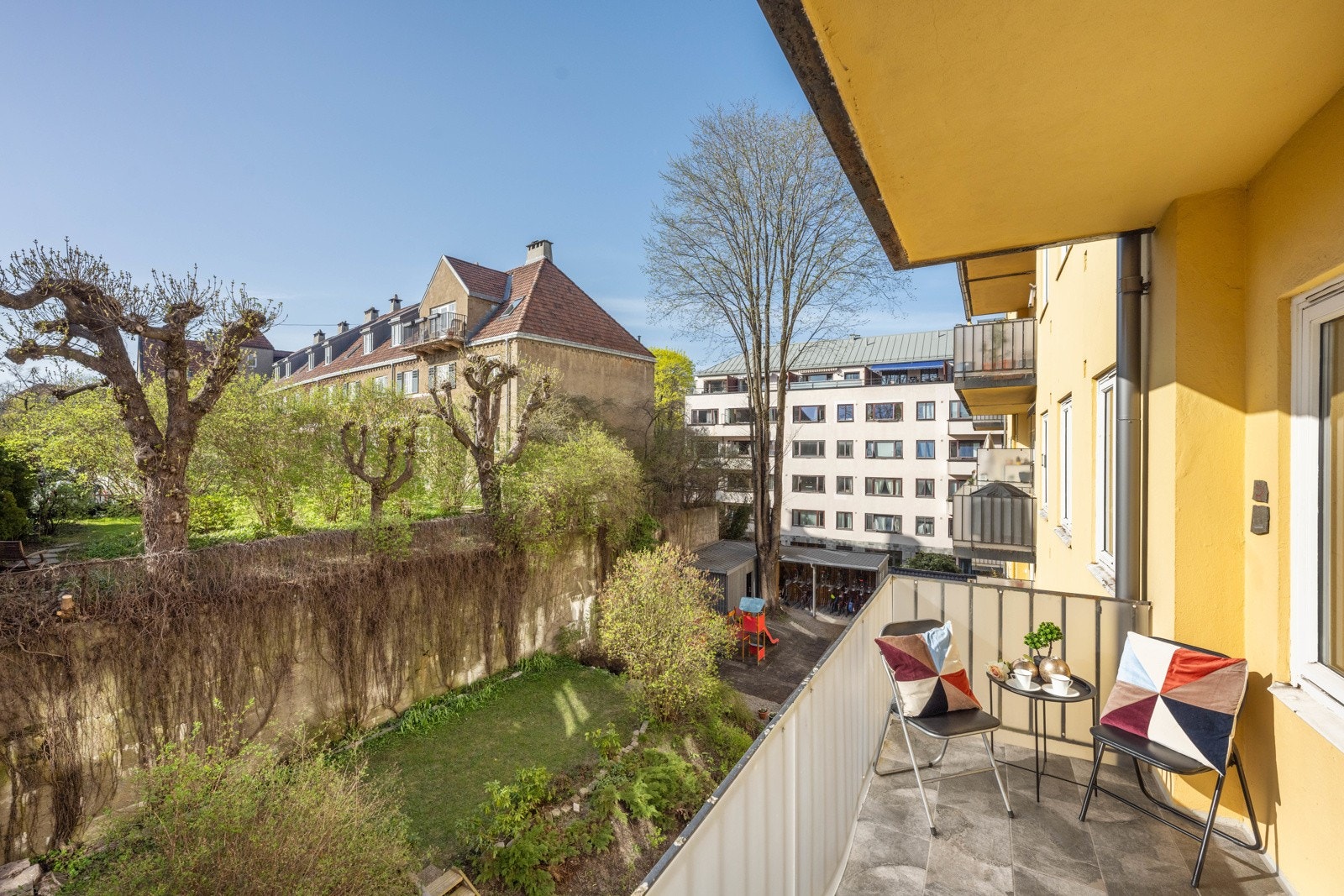 Balkong mot bakgård med ny utvendig og innvendig sykkelbod Galleribilde