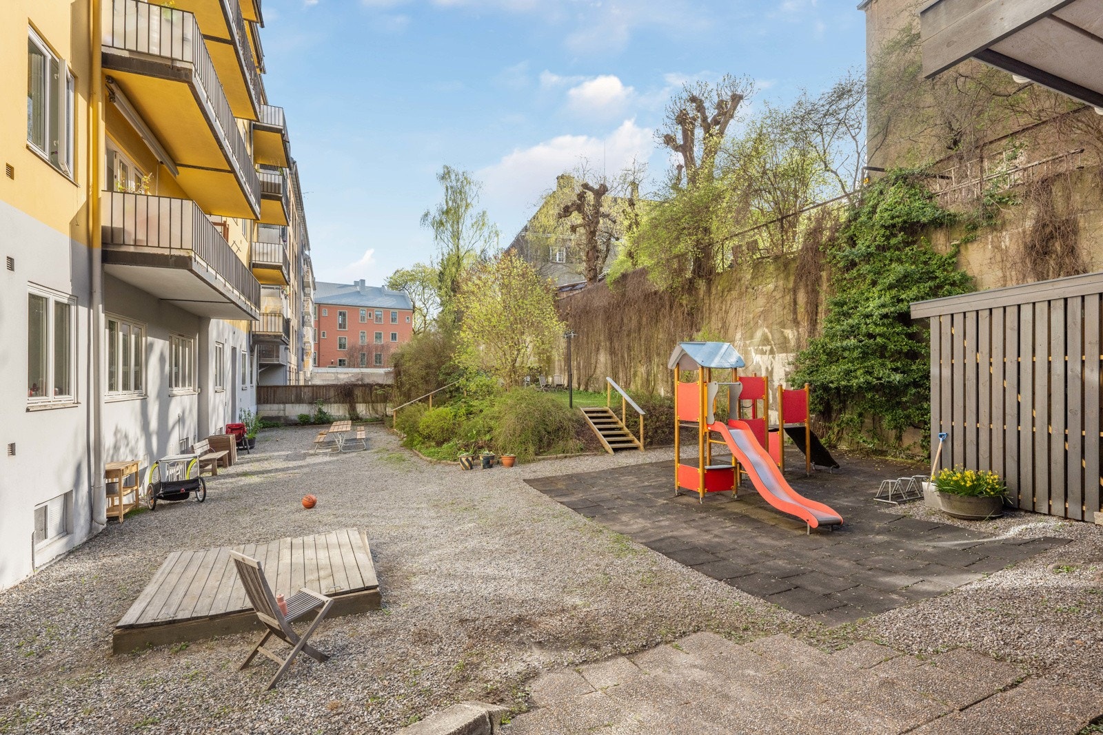 Usjenert og barnevennlig bakgård med lekestativ Galleribilde