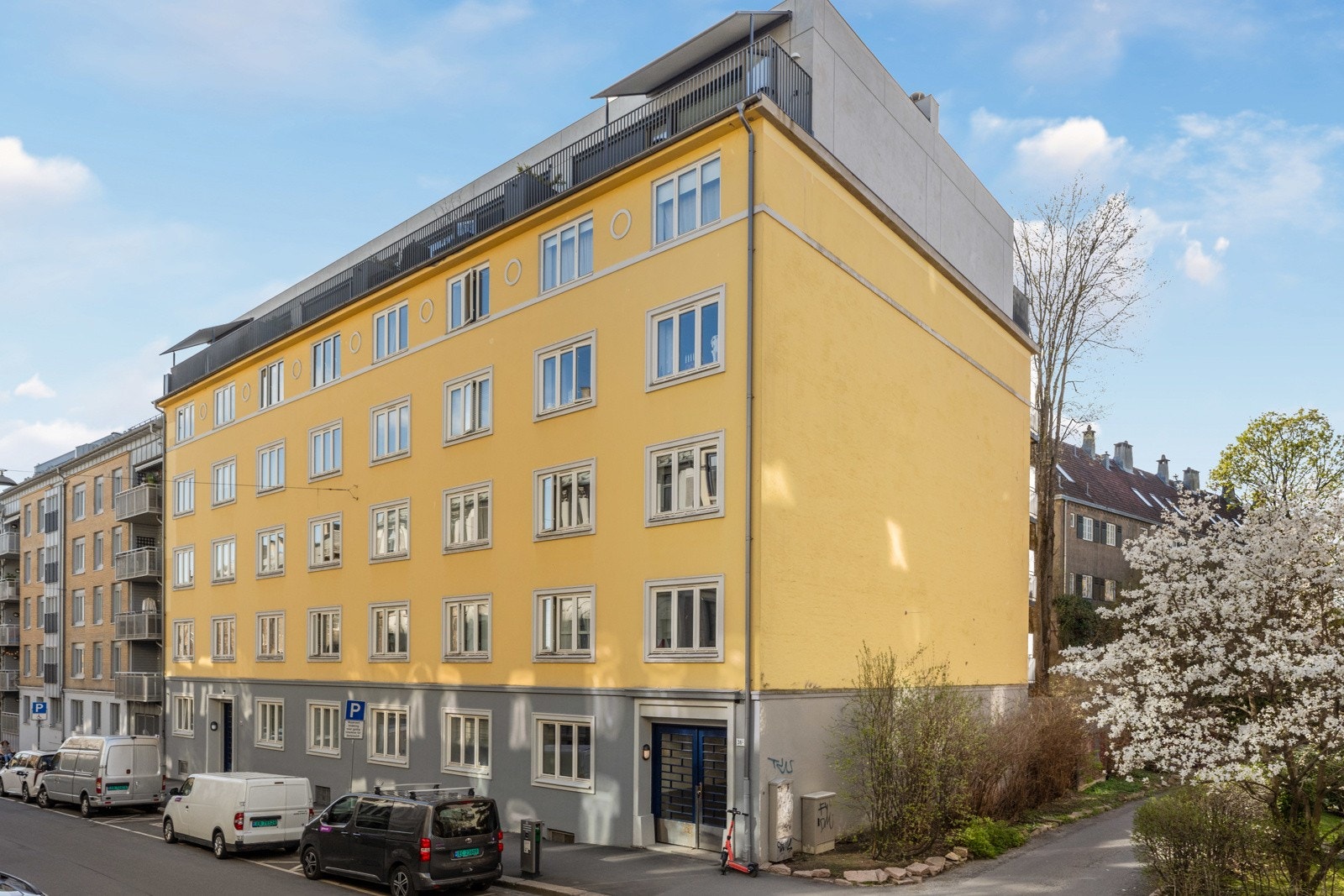 Nyrenovert bygård fra 1930. I 2018 ble leiligheten omfattende oppusset Galleribilde