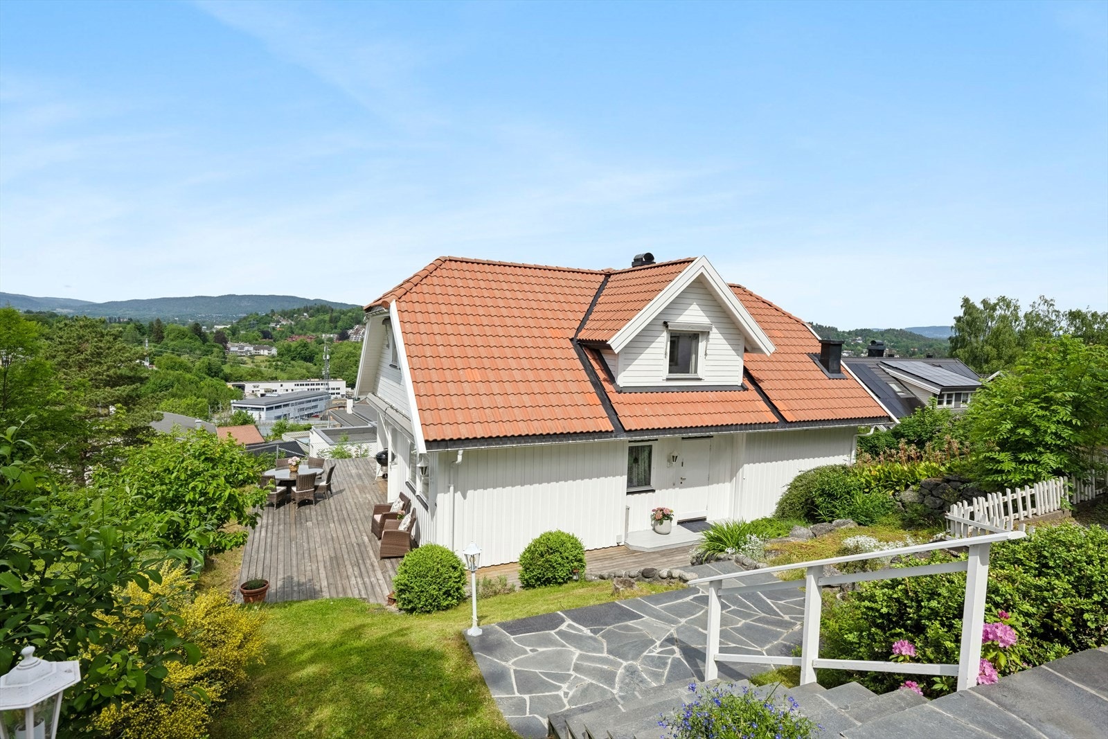 Pen, hellelagt trapp fra garasjen og ned til boligen. Galleribilde