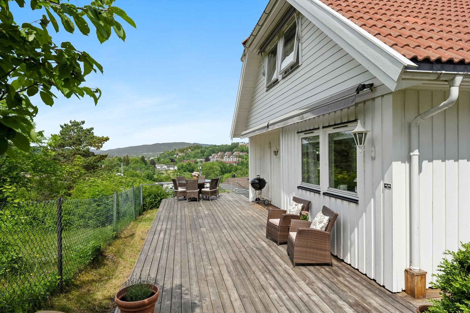 Stor terrasse, som omkranser huset. Galleribilde