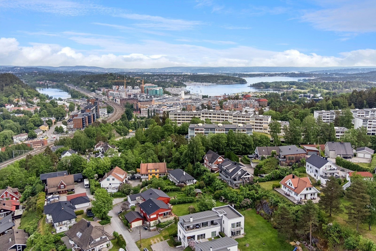 Boligen ligger i nærheten av Sandvika Sentrum med bla. Sandvika Storsenter, Kino, Kadettangen, tog- og bussstasjon. Galleribilde