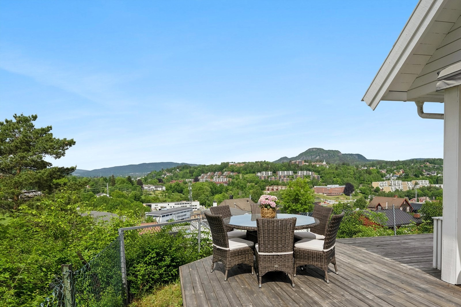 En pen utsikt fra terrassen hvor man kan nyte sene sommerkvelder. Galleribilde