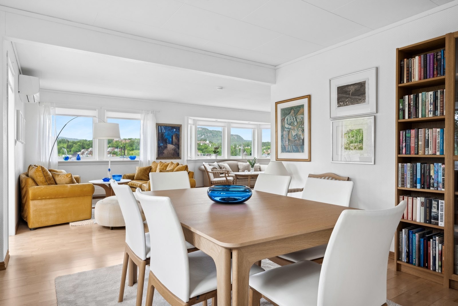 Fra stuen har du fantastisk utsikt utover Bærum og mot Kolsåstoppen. Galleribilde