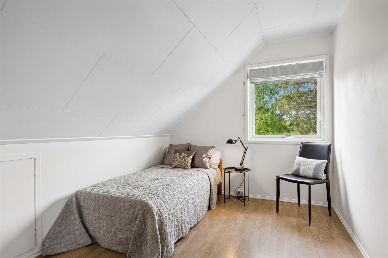 Soverom fire. Kneloftet gir godt med ekstra lagringsplass. Plass til seng og skrivebord. Galleribilde