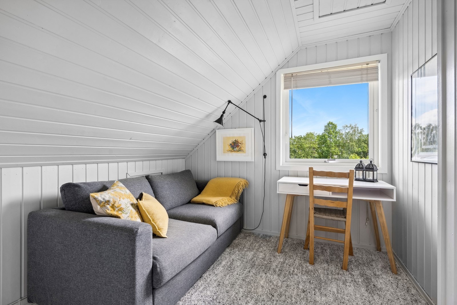 Soverom tre. Kneloft (luke bak sofa) gir godt med. Galleribilde