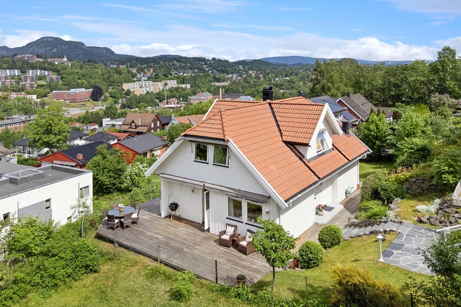 Velkommen til Damveien 12A - En velholdt og praktisk enebolig med flotte utearealer, optimale solforhold og flott utsikt! Galleribilde