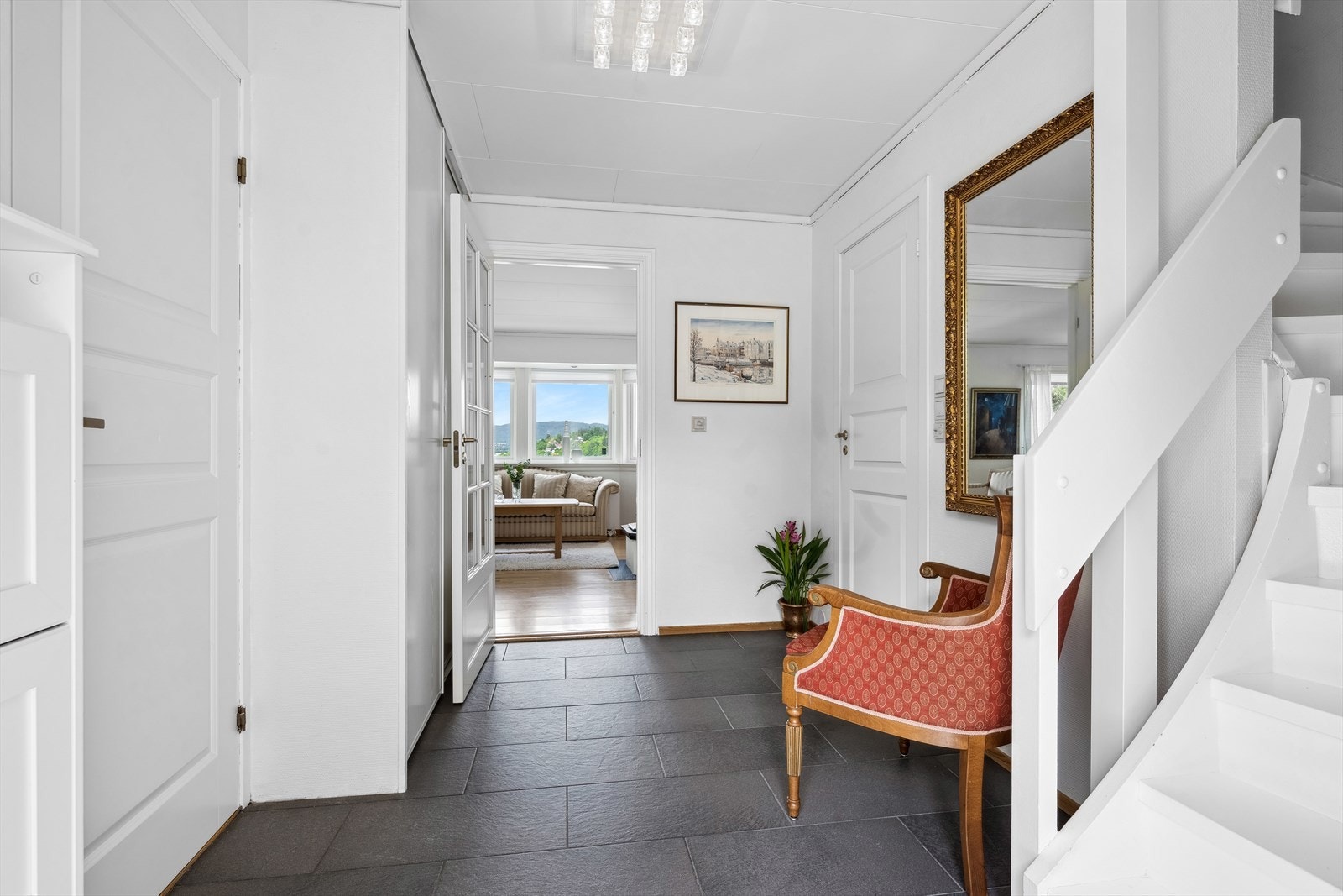 Entré med romslig bodplass inn til venstre. Galleribilde