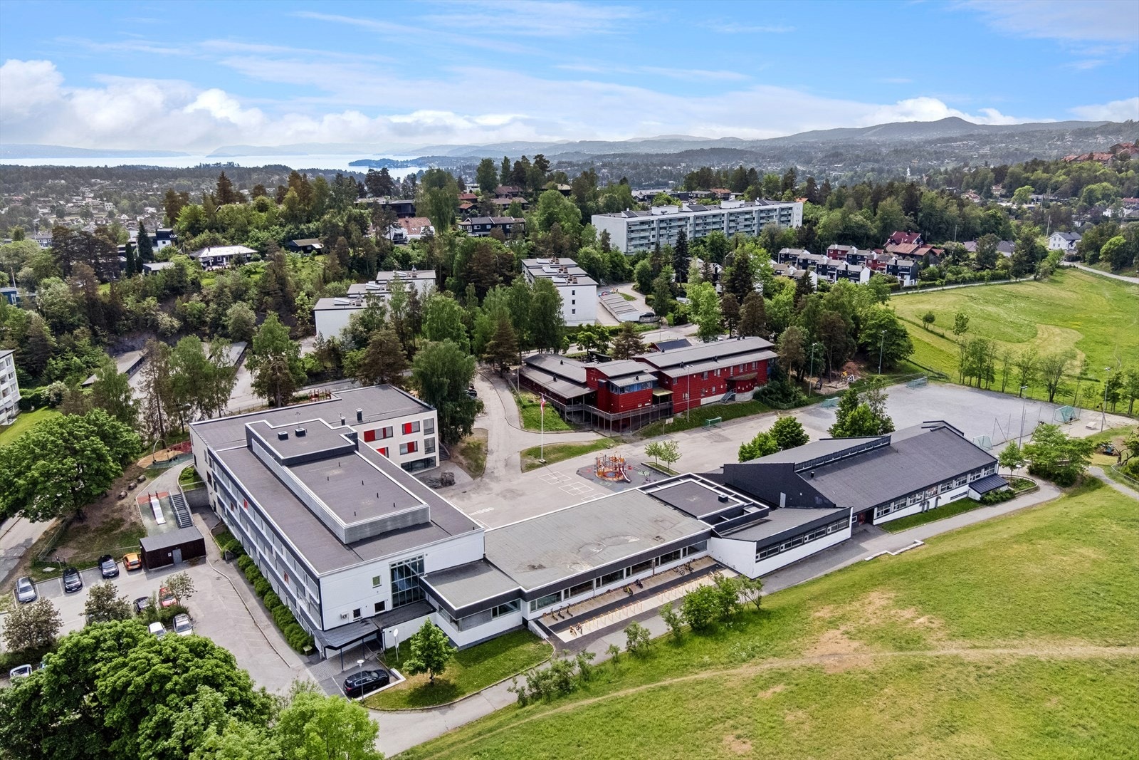 Jong Barneskole og Jongskollen Barnehage ligger kun 3 min gange fra boligen. Galleribilde