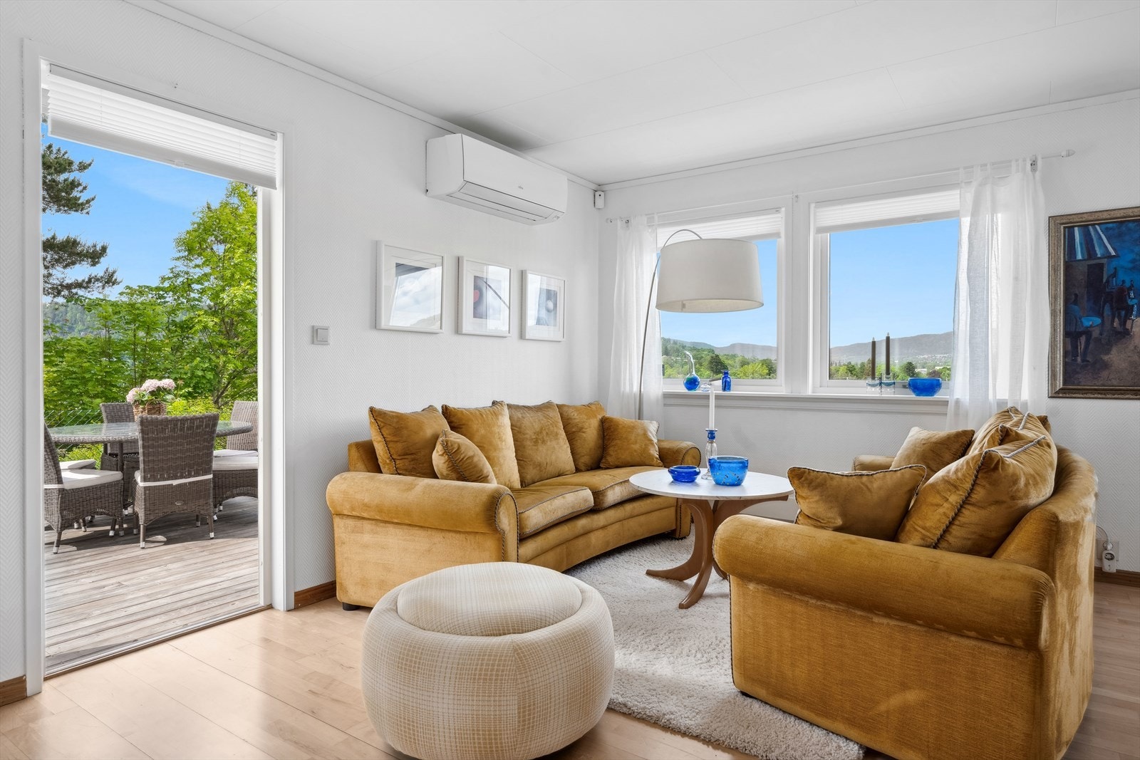 Stue med direkte adgang til terrasse. Det er installert varmepumpe. Galleribilde